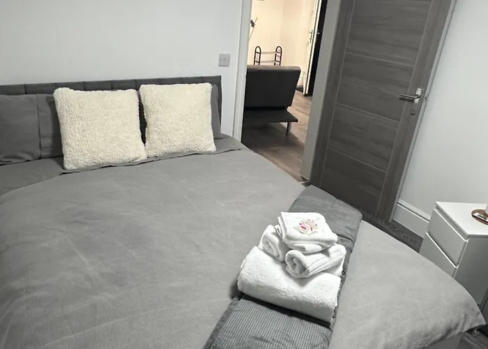 Stunning 2-Flat In Leicester!