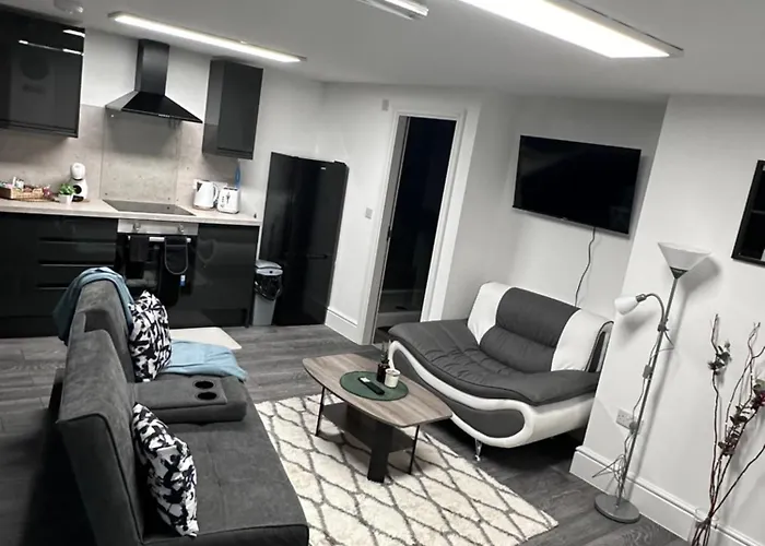 Stunning 2-Flat In Leicester!